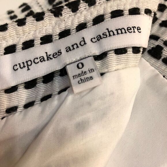 CUPCAKES AND CASHMERE - 🎉HP🎉 L Sz 0 EUC Embroidered Skort. PRISTINE CONDITION! - Picture 3 of 11